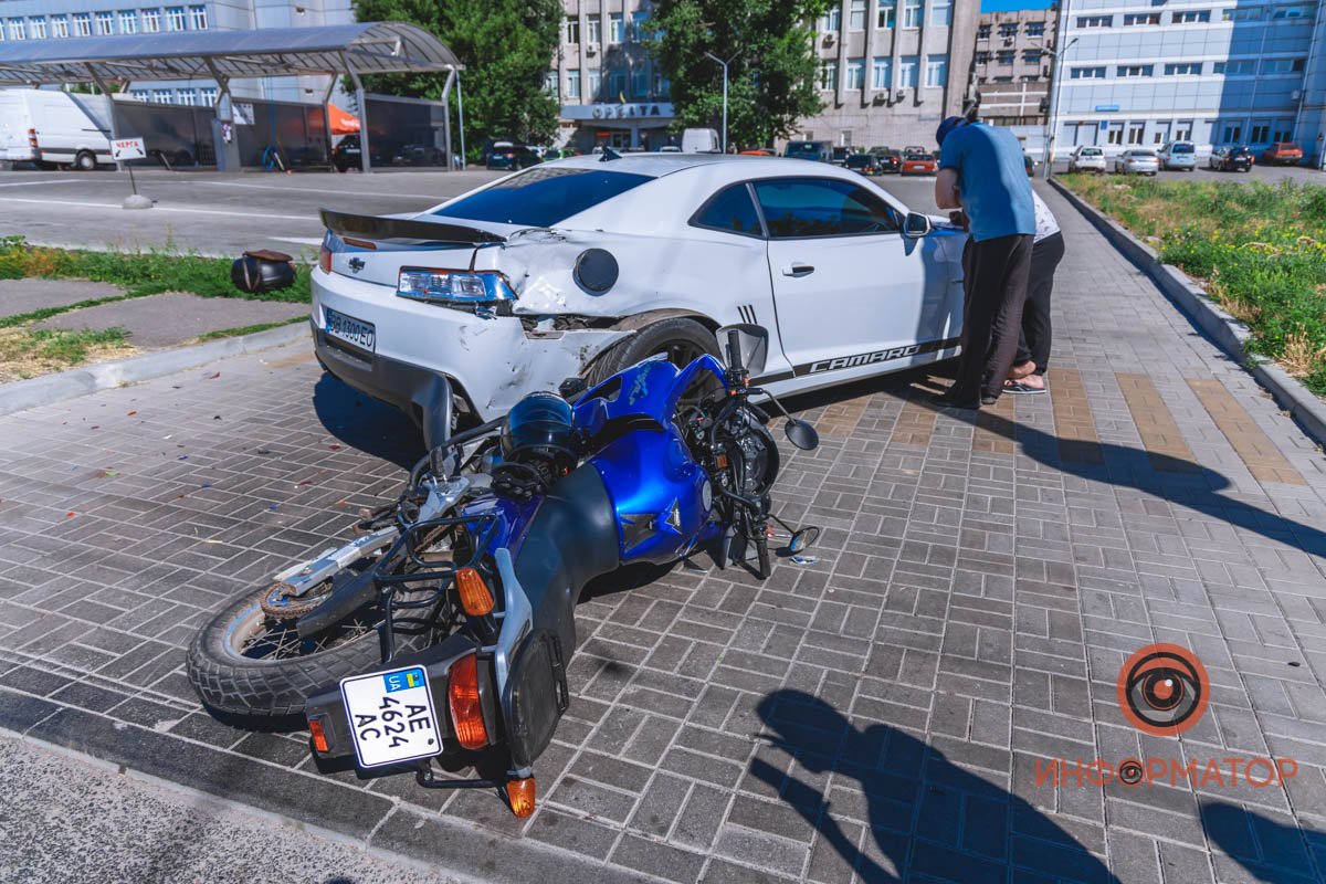 Водитель автомобиля поворачивал, чтобы заехать на мойку