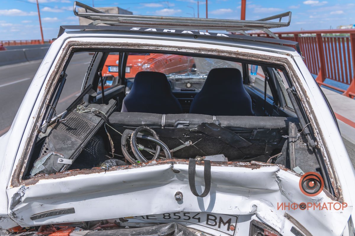 В Днепре на Новом мосту столкнулись ВАЗ и грузовик: пострадал мужчина, образовалась пробка 1