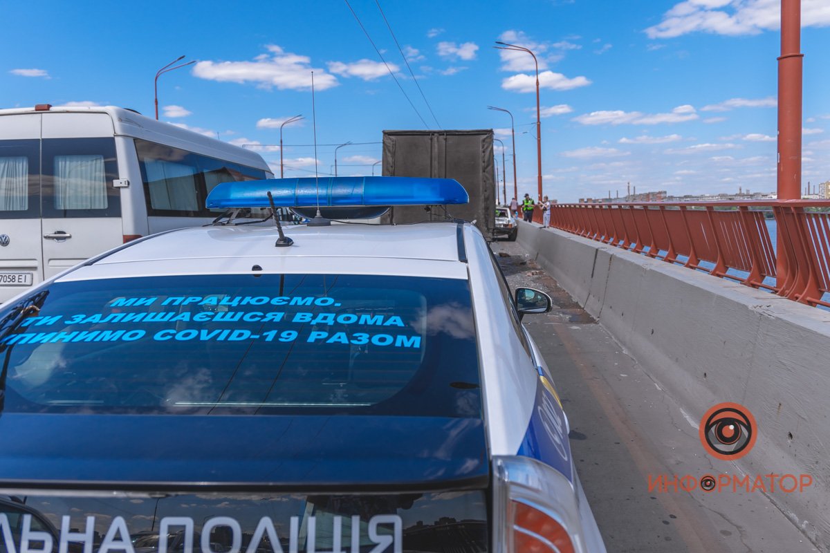 В Днепре на Новом мосту столкнулись ВАЗ и грузовик: пострадал мужчина, образовалась пробка 3