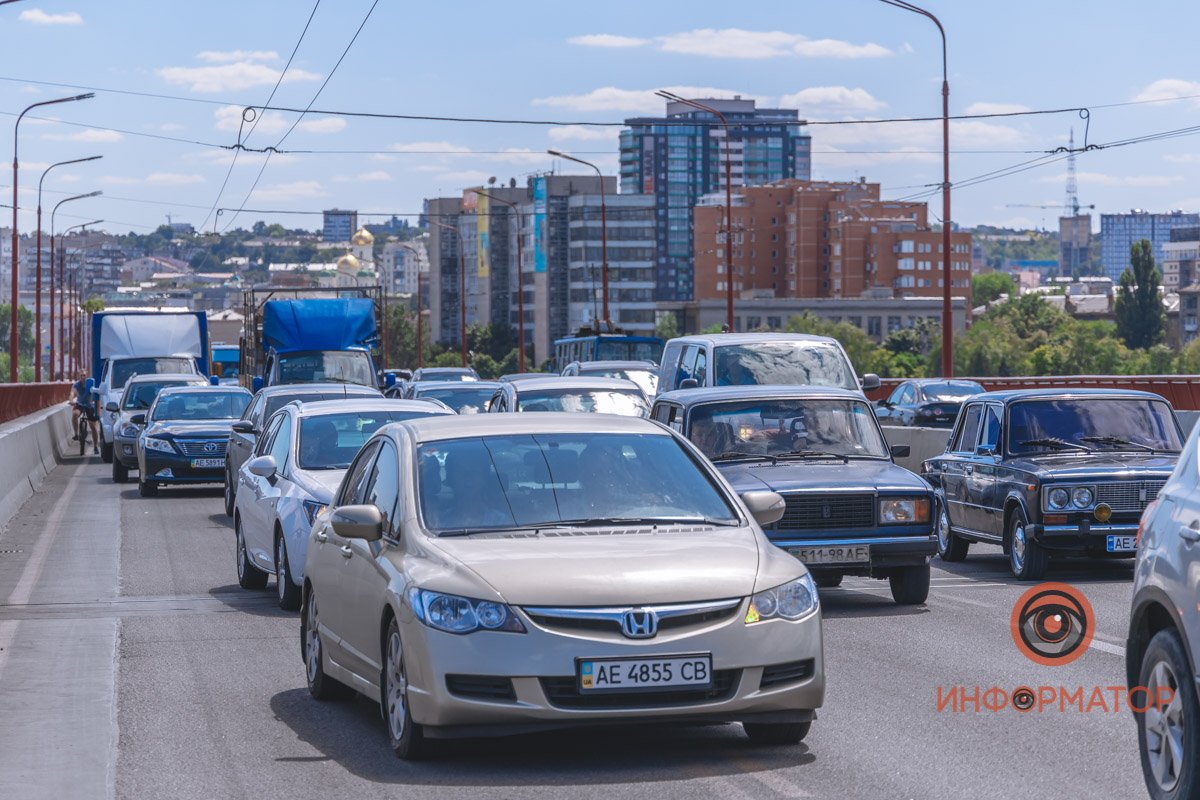 В Днепре на Новом мосту столкнулись ВАЗ и грузовик: пострадал мужчина, образовалась пробка 4