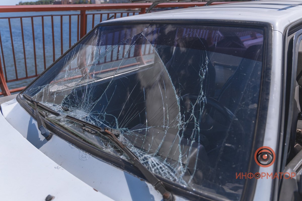 В Днепре на Новом мосту столкнулись ВАЗ и грузовик: пострадал мужчина, образовалась пробка 5