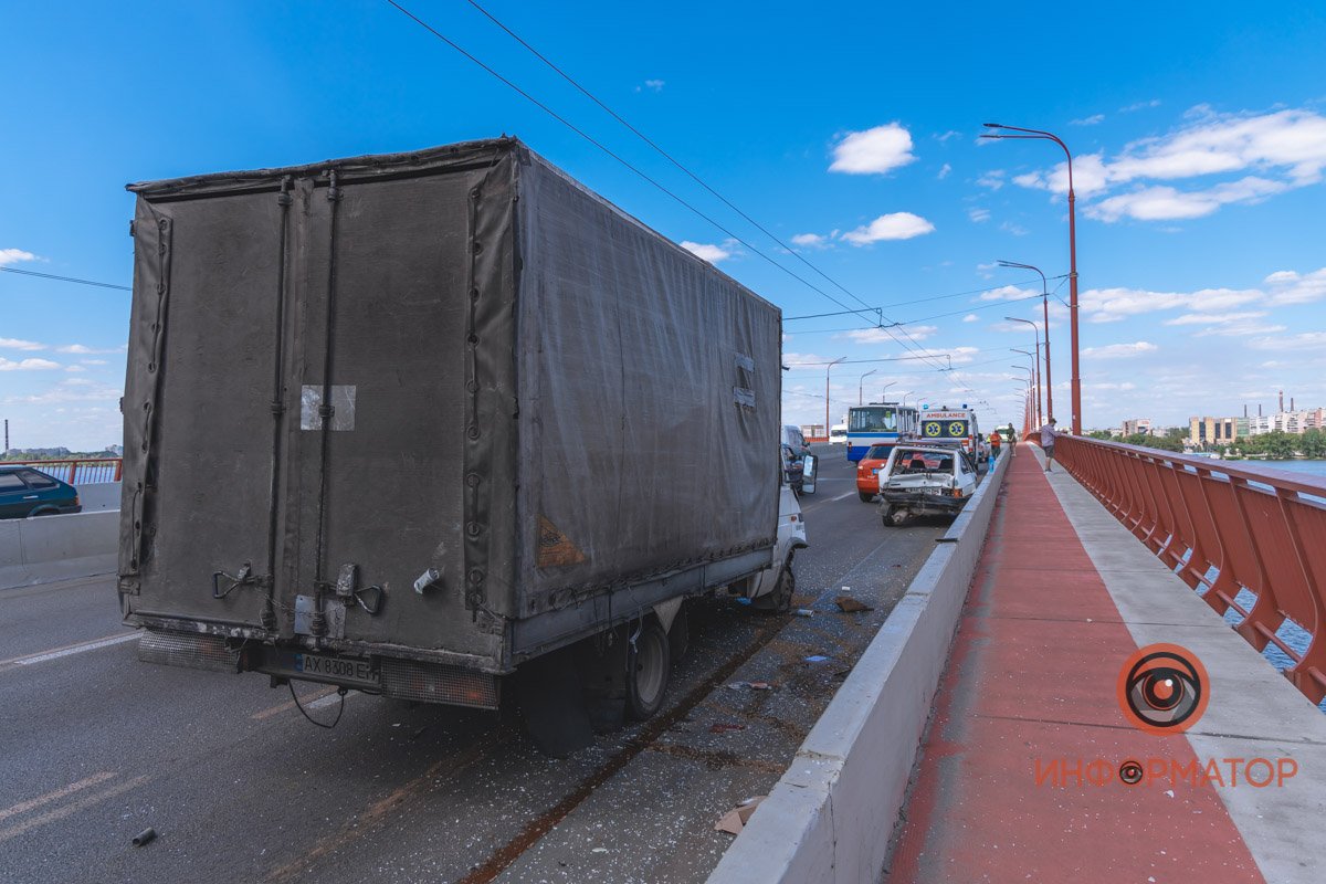В Днепре на Новом мосту столкнулись ВАЗ и грузовик: пострадал мужчина, образовалась пробка 6