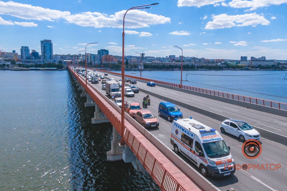 В Днепре на Новом мосту столкнулись ВАЗ и грузовик: пострадал мужчина, образовалась пробка 7