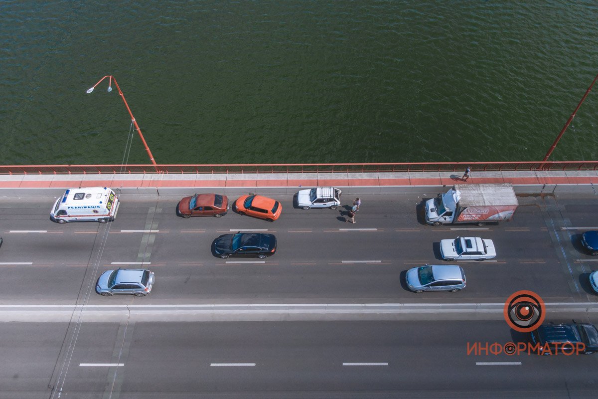 В Днепре на Новом мосту столкнулись ВАЗ и грузовик: пострадал мужчина, образовалась пробка 8