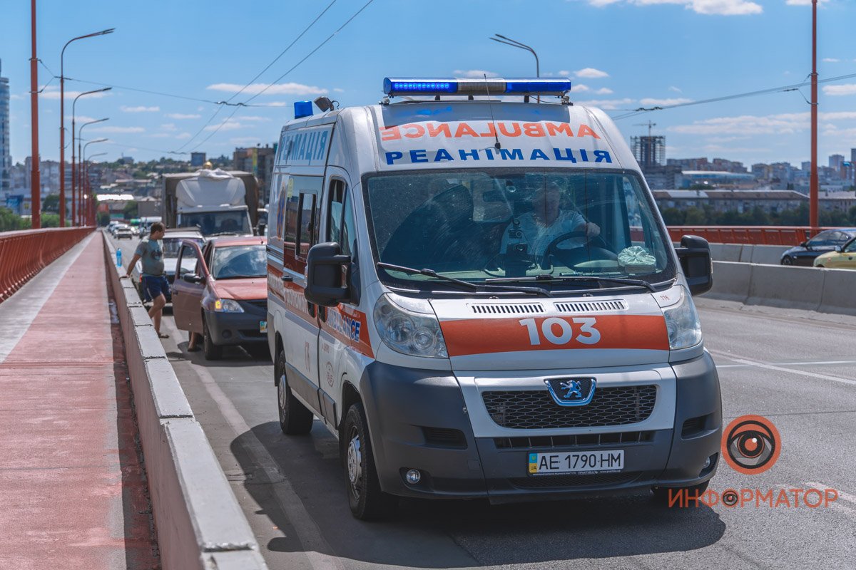 В Днепре на Новом мосту столкнулись ВАЗ и грузовик: пострадал мужчина, образовалась пробка 9
