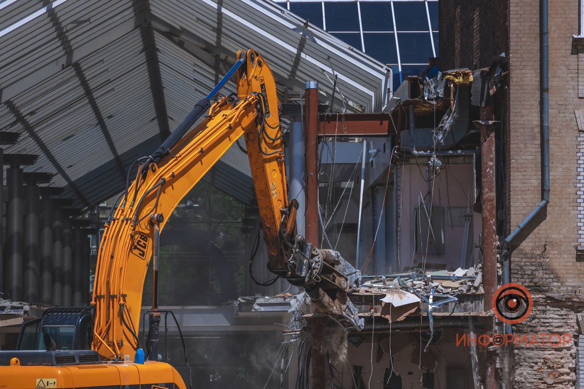 В центре Днепра начали разбирать ТРЦ Grand Plaza 1