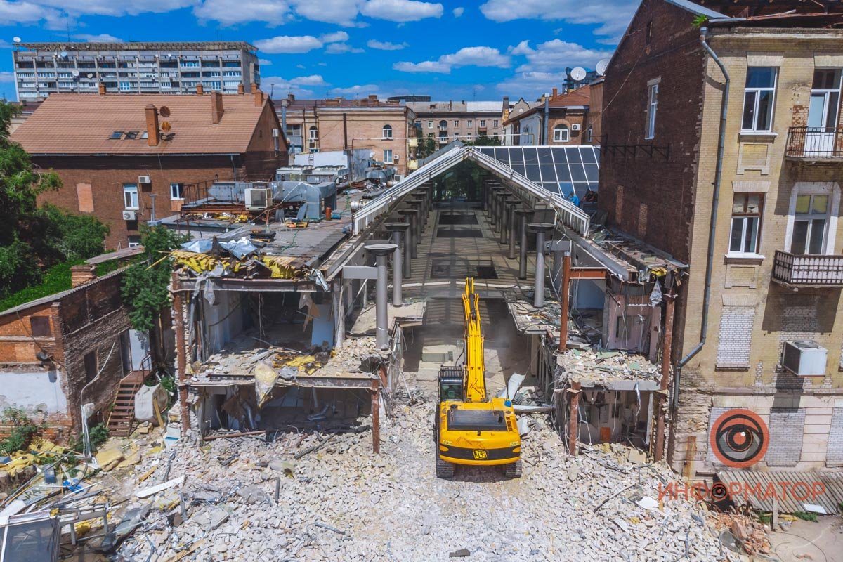 В центре Днепра начали разбирать ТРЦ Grand Plaza 5