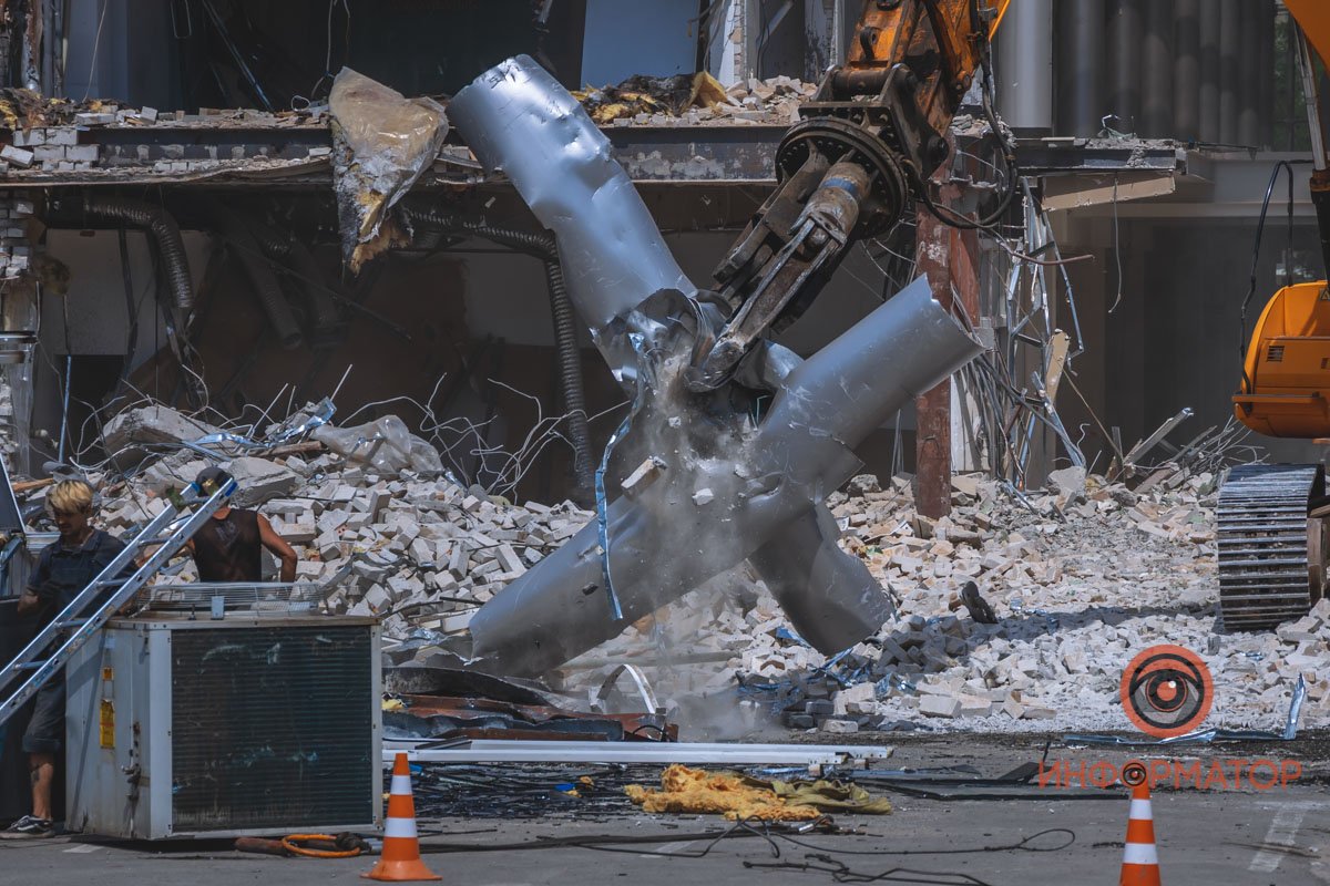 В центре Днепра начали разбирать ТРЦ Grand Plaza 7