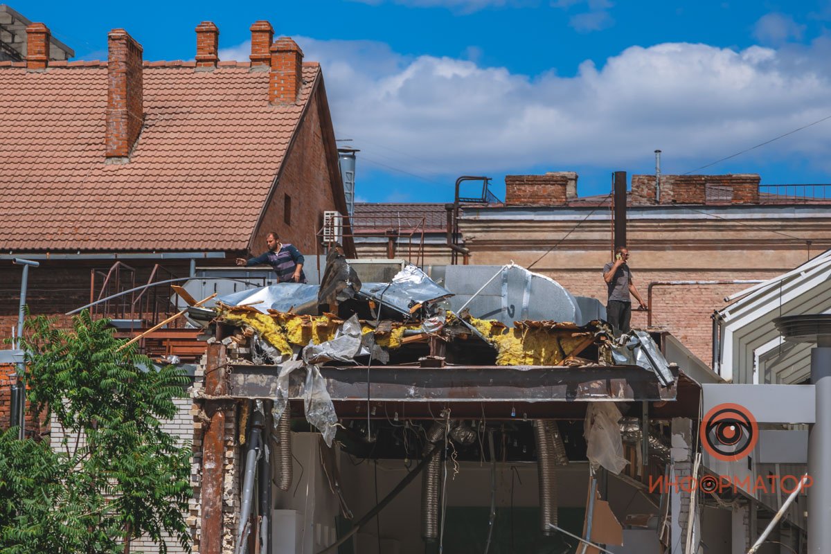 В центре Днепра начали разбирать ТРЦ Grand Plaza 9