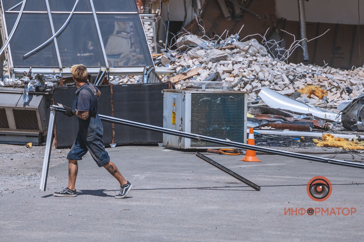 В центре Днепра начали разбирать ТРЦ Grand Plaza 10