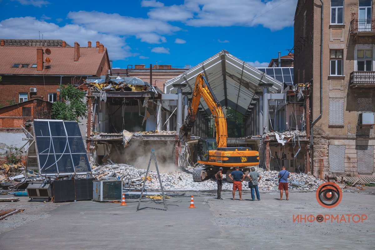В центре Днепра начали разбирать ТРЦ Grand Plaza 13