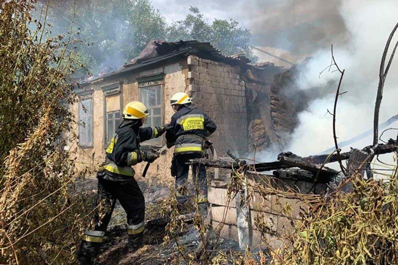 В Днепре на Узловой горел частный дом: дымом окутало всю улицу 3