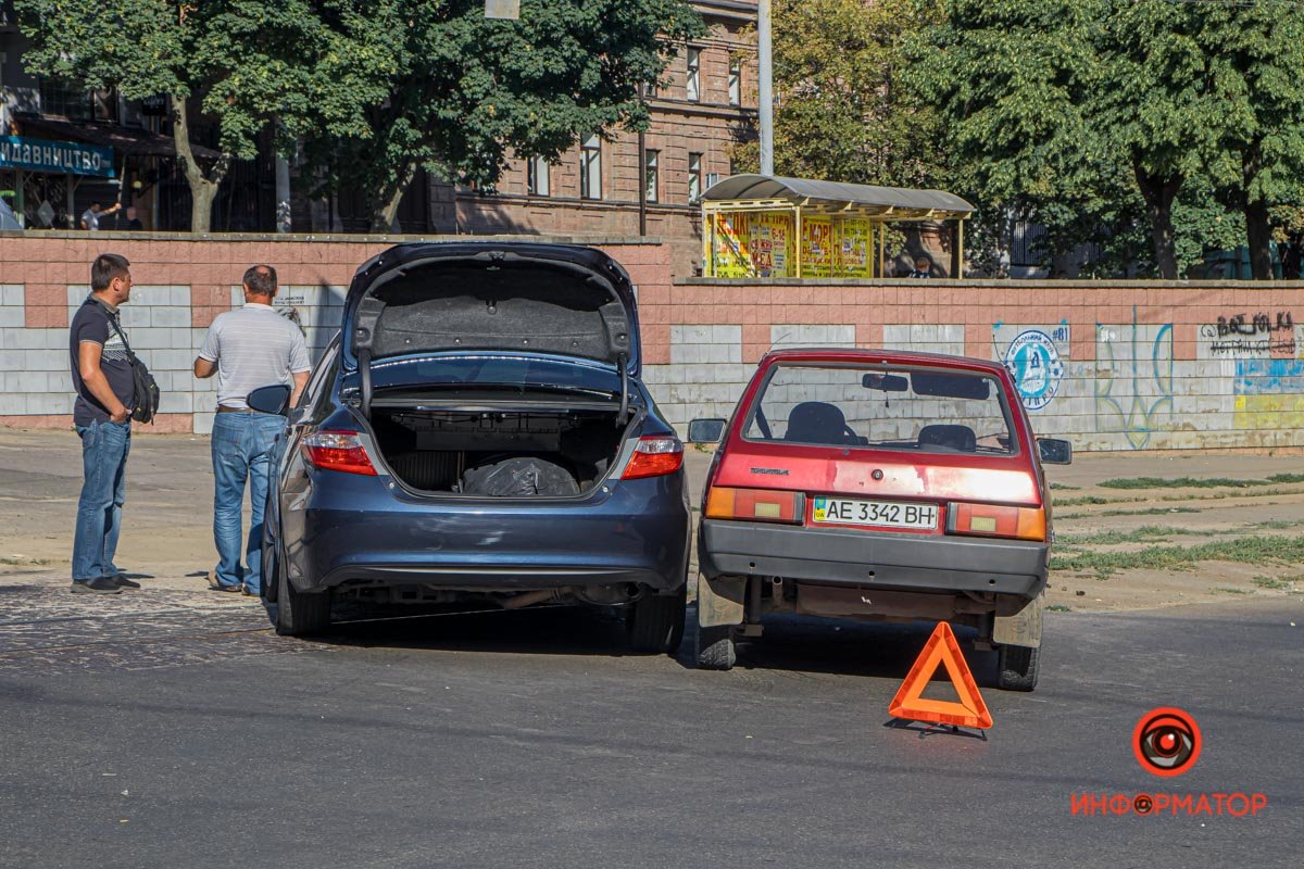 В Днепре на Святослава Храброго Toyota столкнулась с "Таврией" и вылетела на трамвайные пути 1