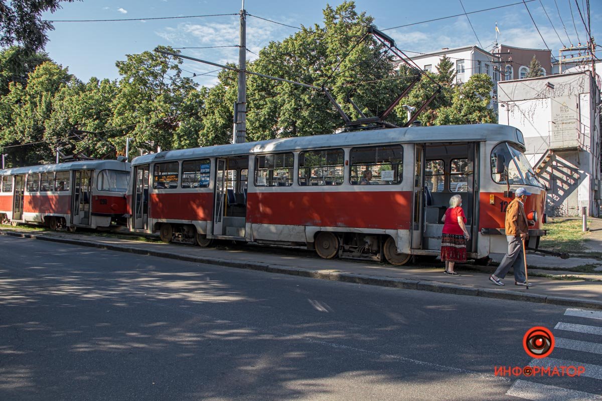 В Днепре на Святослава Храброго Toyota столкнулась с "Таврией" и вылетела на трамвайные пути 2