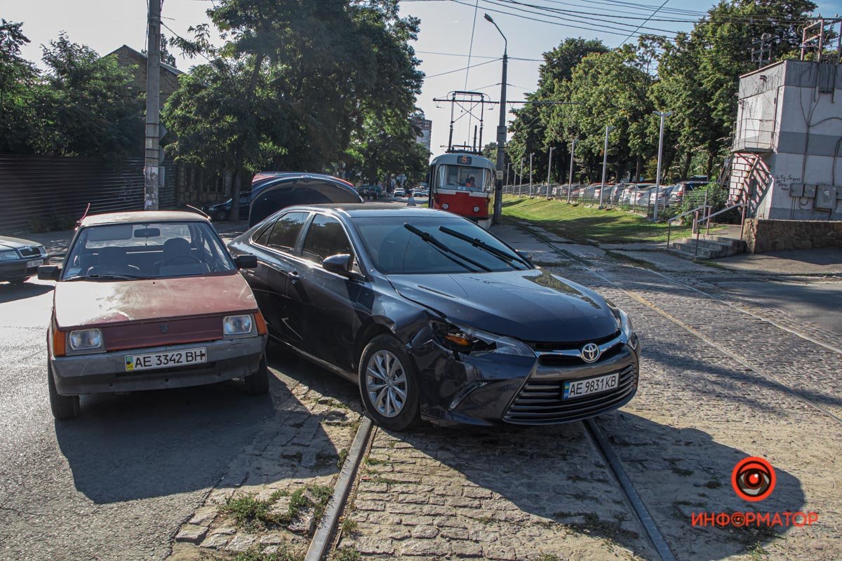 В Днепре на Святослава Храброго Toyota столкнулась с "Таврией" и вылетела на трамвайные пути 3