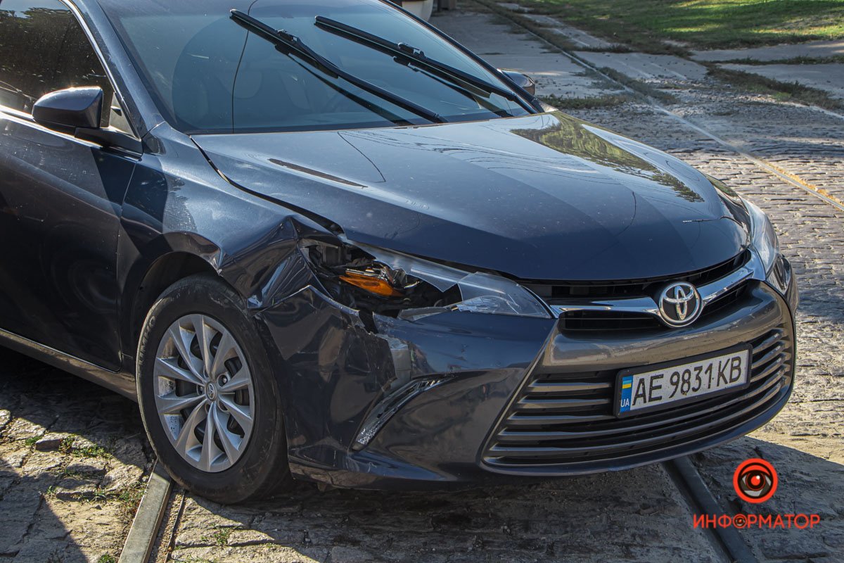 В Днепре на Святослава Храброго Toyota столкнулась с "Таврией" и вылетела на трамвайные пути 4