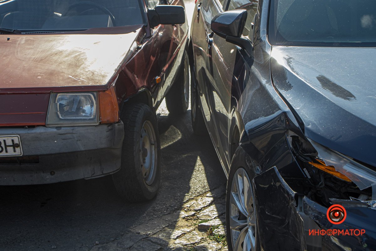 В Днепре на Святослава Храброго Toyota столкнулась с "Таврией" и вылетела на трамвайные пути 5