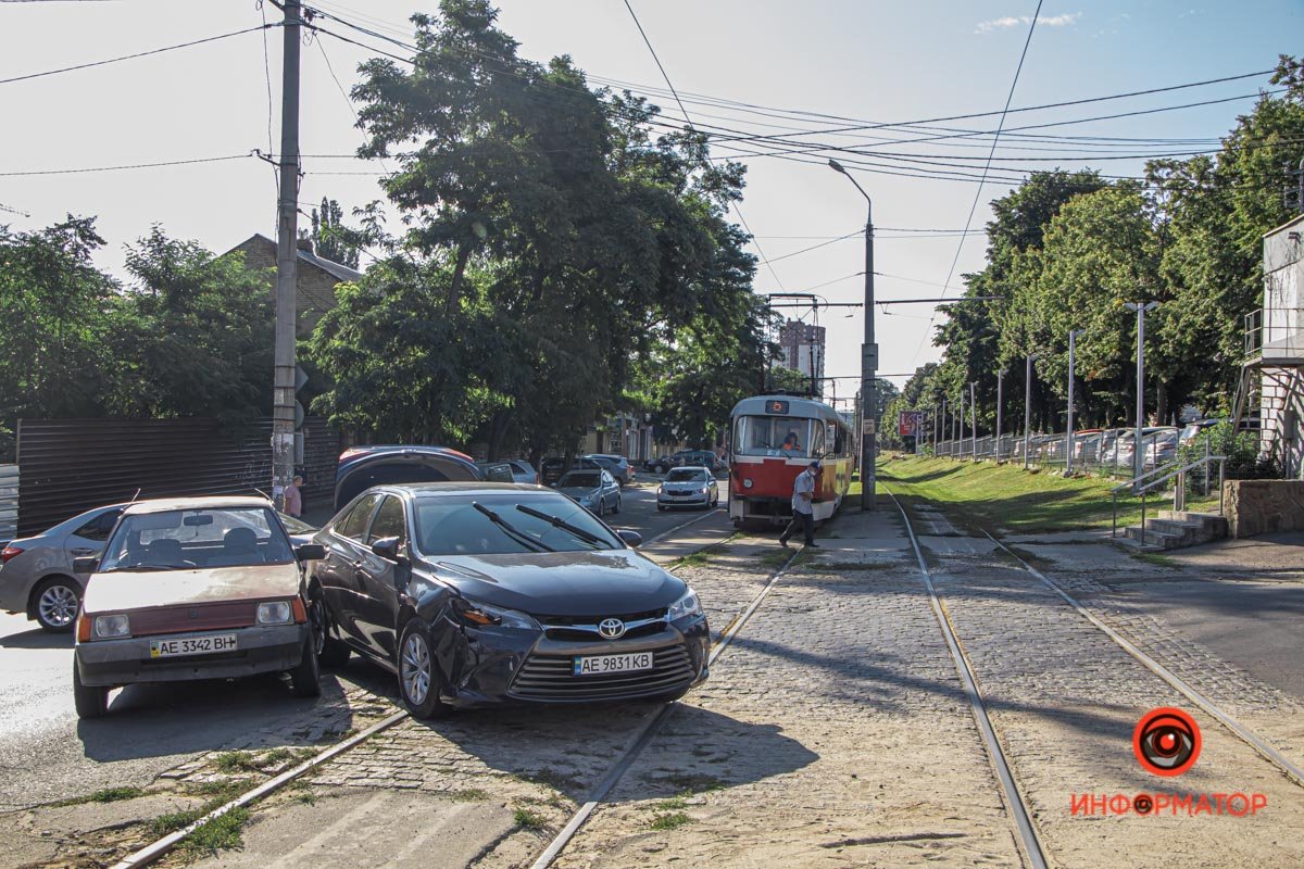 В Днепре на Святослава Храброго Toyota столкнулась с "Таврией" и вылетела на трамвайные пути 6