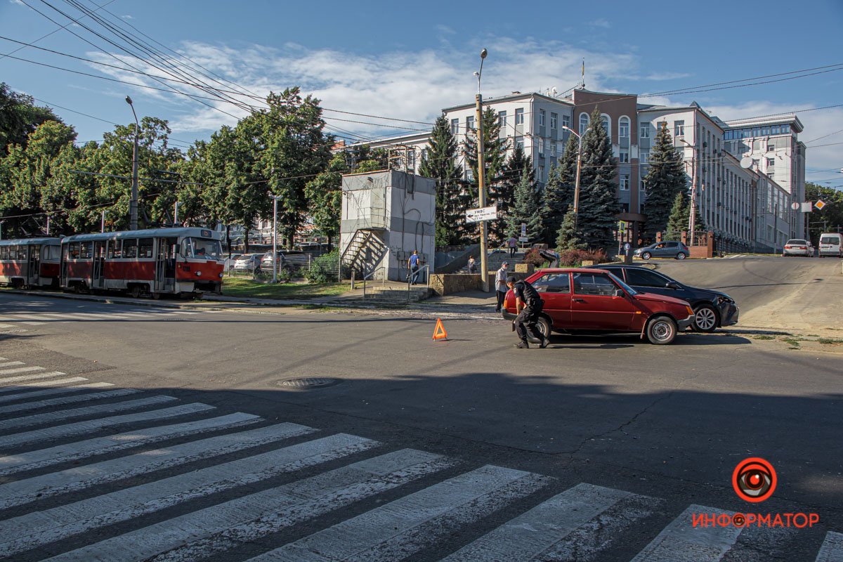 В Днепре на Святослава Храброго Toyota столкнулась с "Таврией" и вылетела на трамвайные пути 7