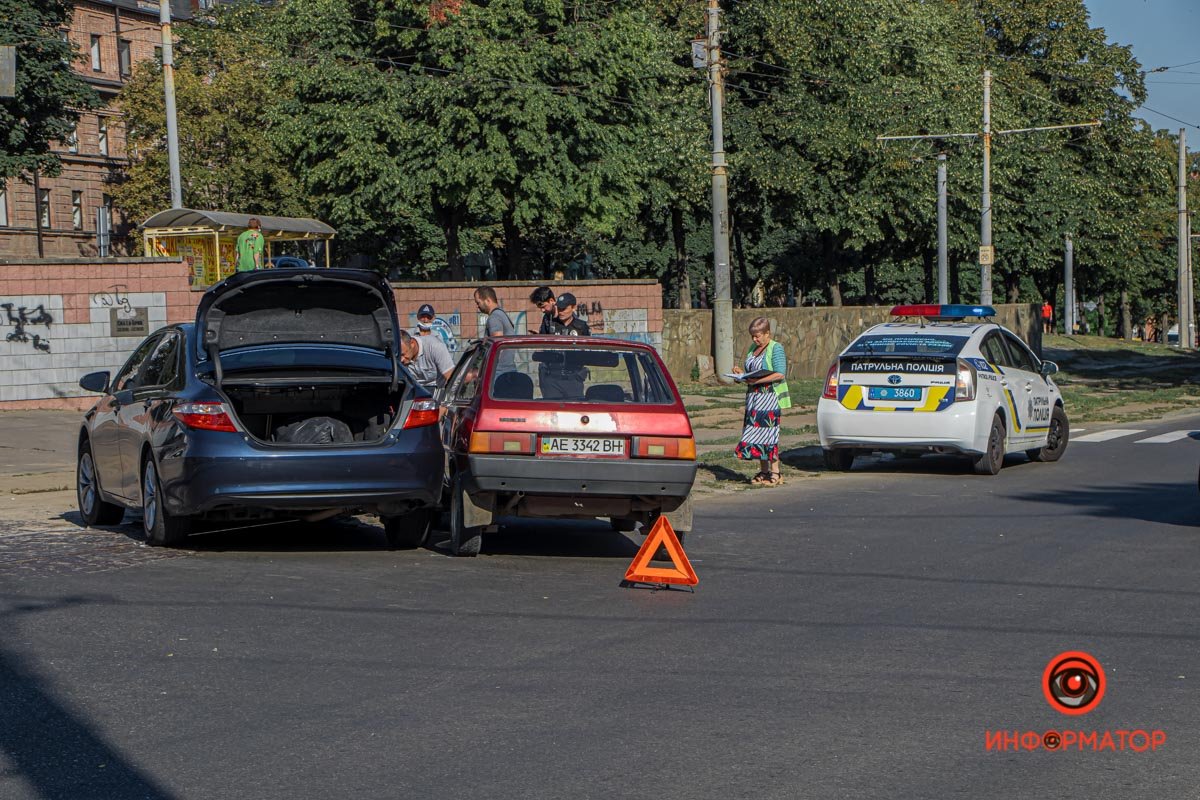В Днепре на Святослава Храброго Toyota столкнулась с "Таврией" и вылетела на трамвайные пути 8