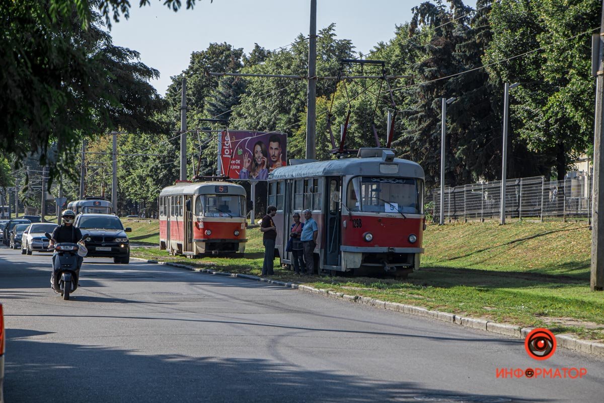 В Днепре на Святослава Храброго Toyota столкнулась с "Таврией" и вылетела на трамвайные пути 9