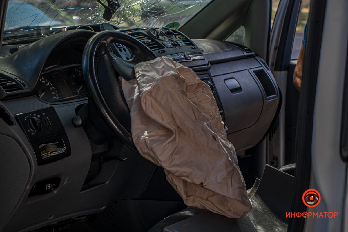 Предварительно, водитель микроавтобуса хотел объехать автомобили, пропускавшие транспорт, но не справился с управлением