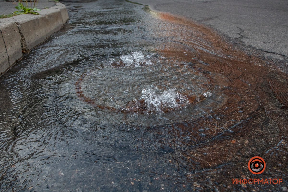 Из-под люка бьет фонтан воды