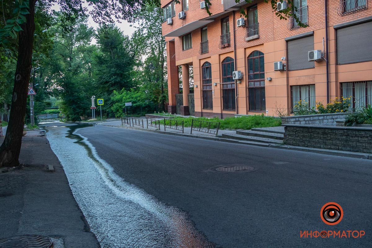 Ручей уверенно бежит вниз по улице