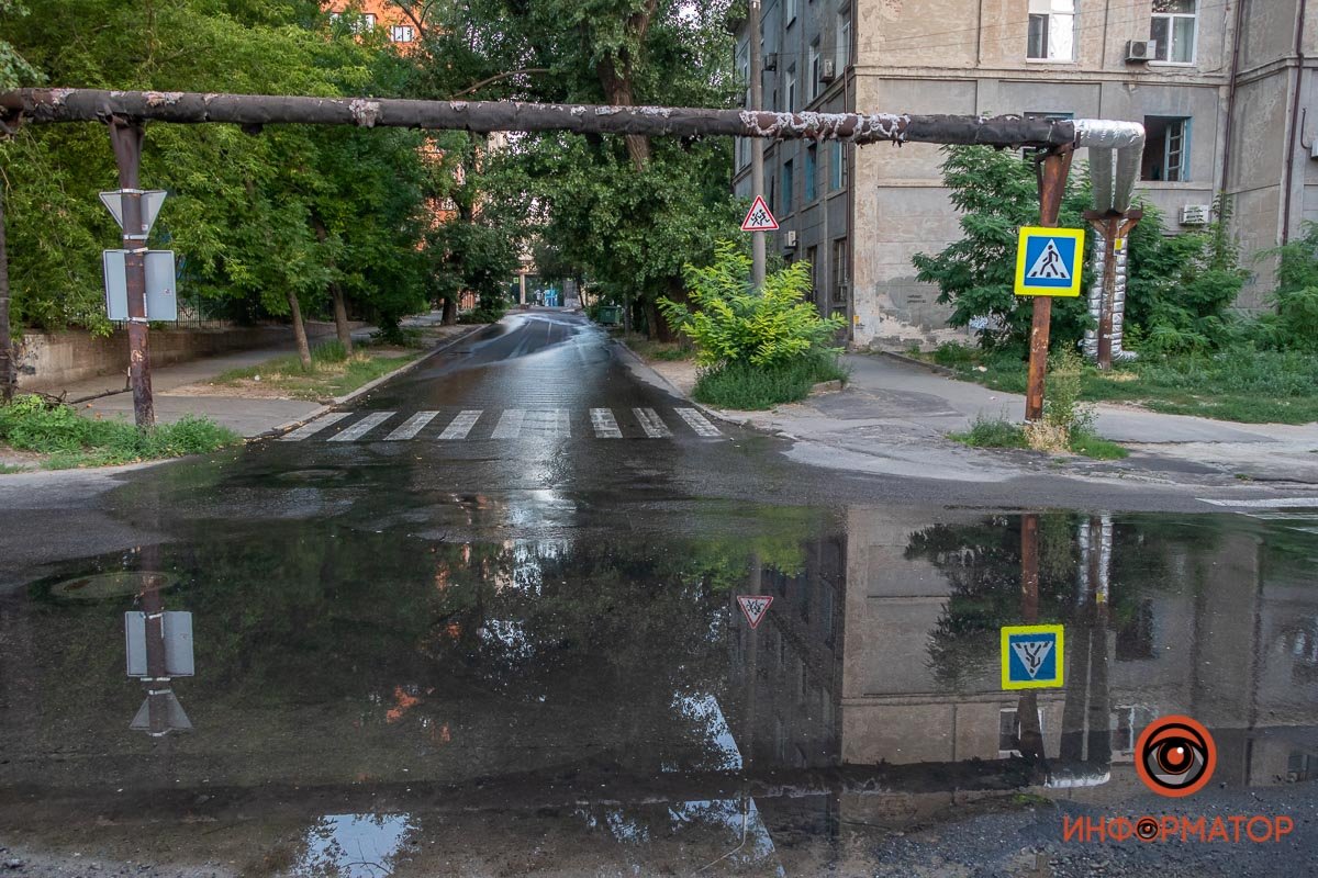 Вода стекает на улицу Героев Крут