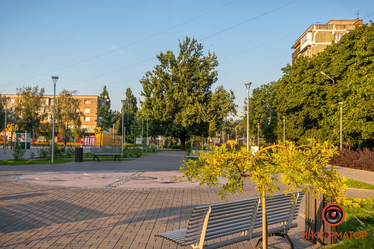 Утреннее солнце постепенно наполняет сквер светом