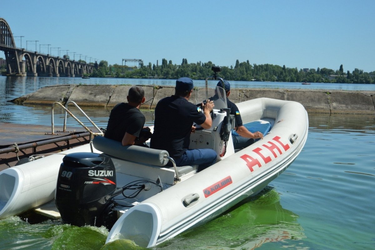 Дети застряли возле Монастырского острова и не могли добраться до берега Дети застряли возле Монастырского острова и не могли добраться до берега