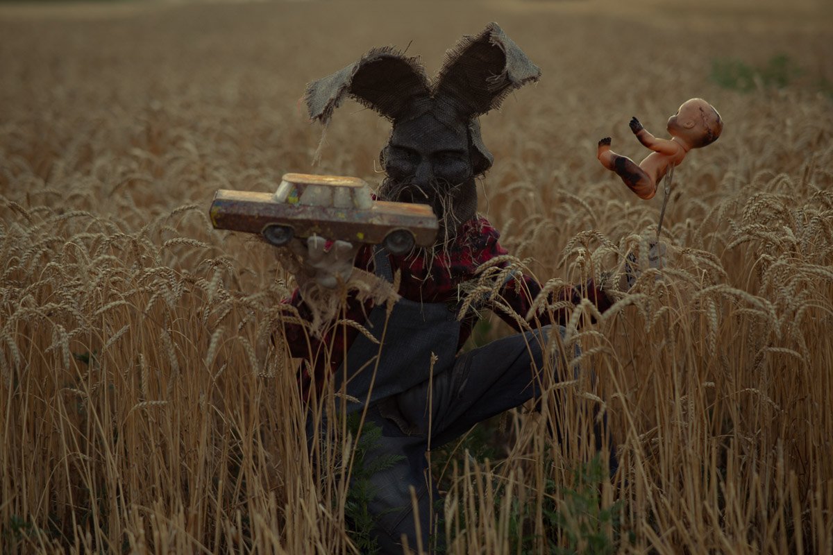 В кукурузных полях Днепра заметили персонажей Стивена Кинга 1