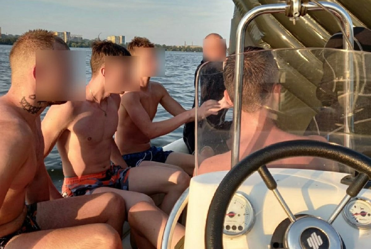 4 парней на матрасе застряли на середине Днепра