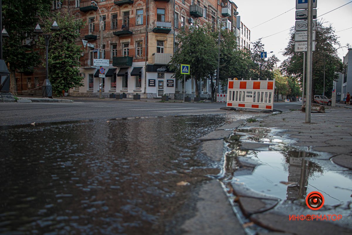 Вода стекает до улицы Воскресенской Вода стекает до улицы Воскресенской