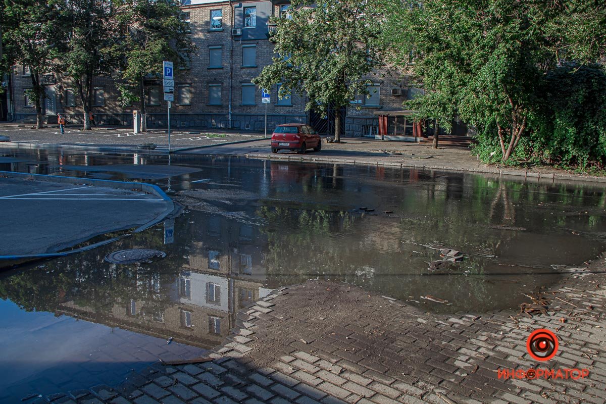 Улицу залило канализацией Улицу залило канализацией