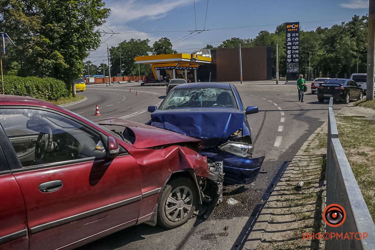 В Днепре на Лисиченко Opel выехал на встречную полосу и влетел в Daewoo 3