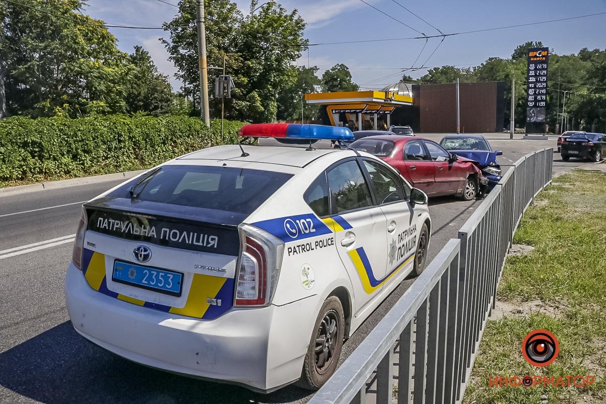 В Днепре на Лисиченко Opel выехал на встречную полосу и влетел в Daewoo 4
