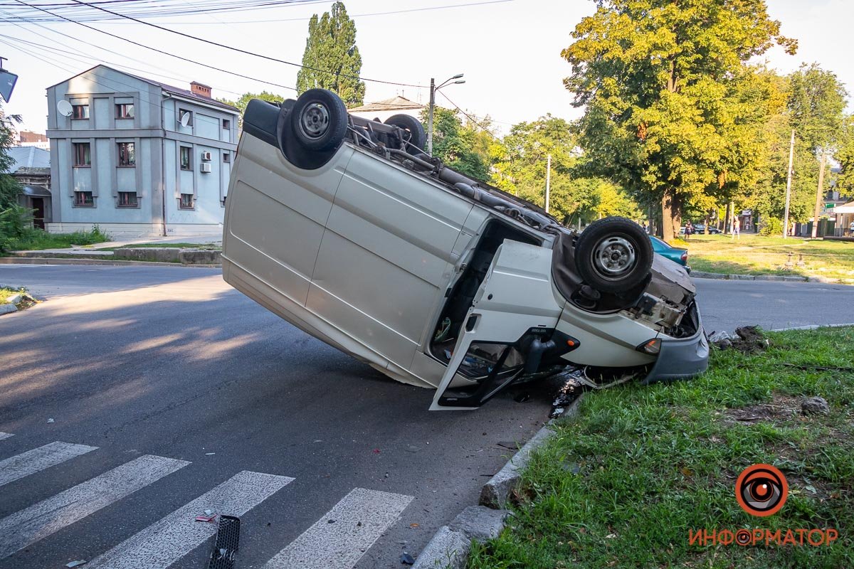 В Днепре на Антоновича Ford Transit столкнулся с Volvo и перевернулся: пострадал мужчина 2