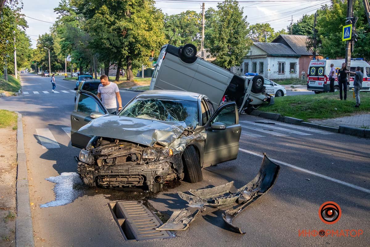 В Днепре на Антоновича Ford Transit столкнулся с Volvo и перевернулся: пострадал мужчина 3