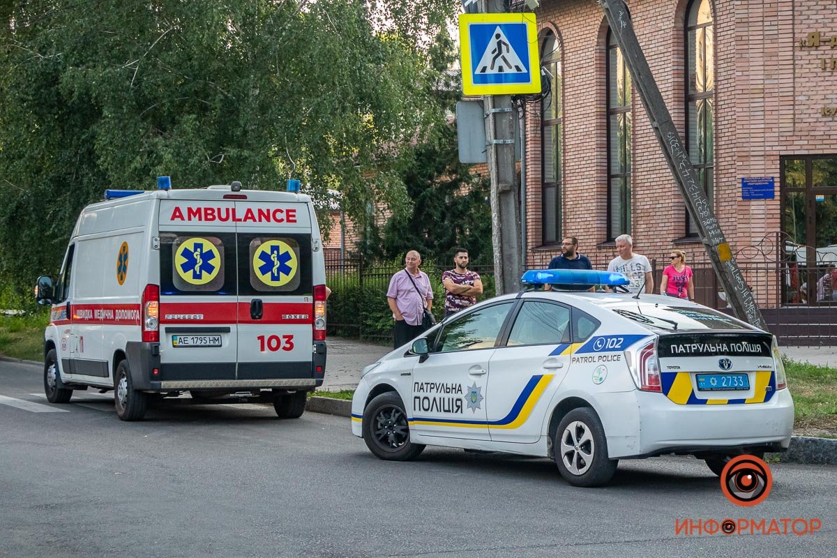 В Днепре на Антоновича Ford Transit столкнулся с Volvo и перевернулся: пострадал мужчина 5