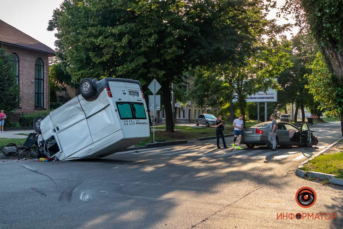 В Днепре на Антоновича Ford Transit столкнулся с Volvo и перевернулся: пострадал мужчина 6