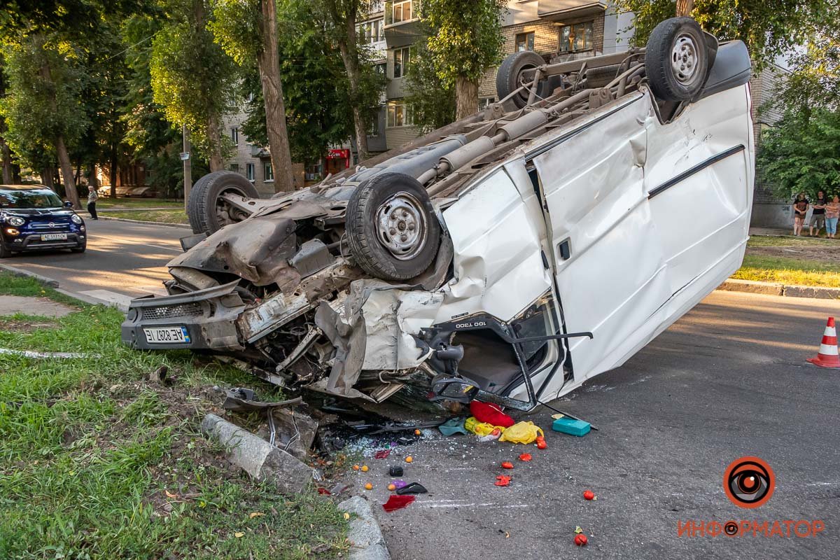 В Днепре на Антоновича Ford Transit столкнулся с Volvo и перевернулся: пострадал мужчина 7
