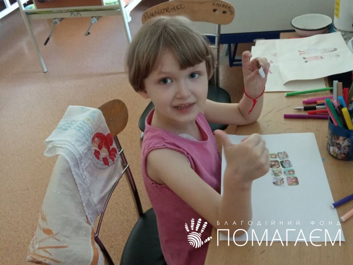 Девочка не падает духом