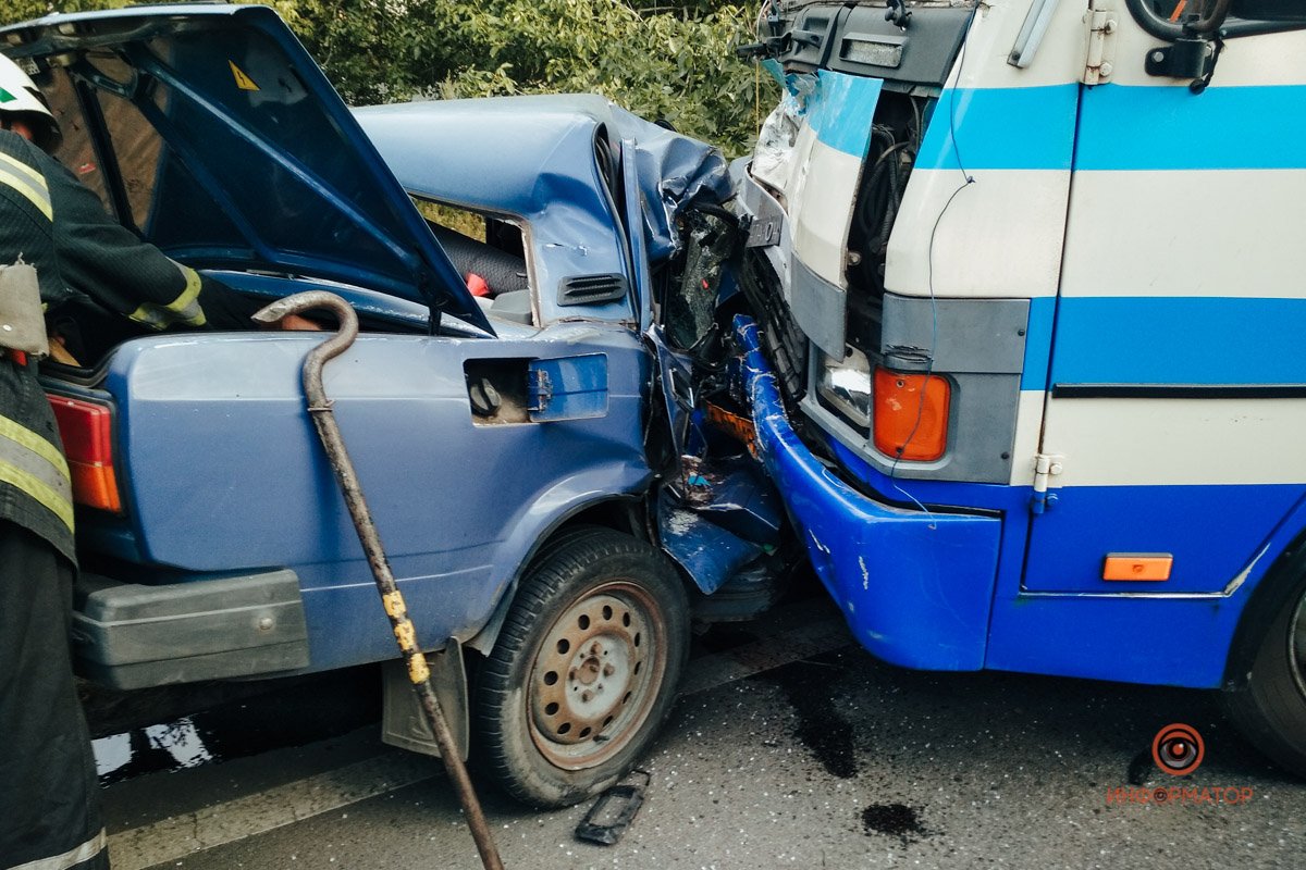 В Днепре на Киевской ВАЗ влетел в рейсовый автобус: водителя автомобиля полчаса «качали» медики 1