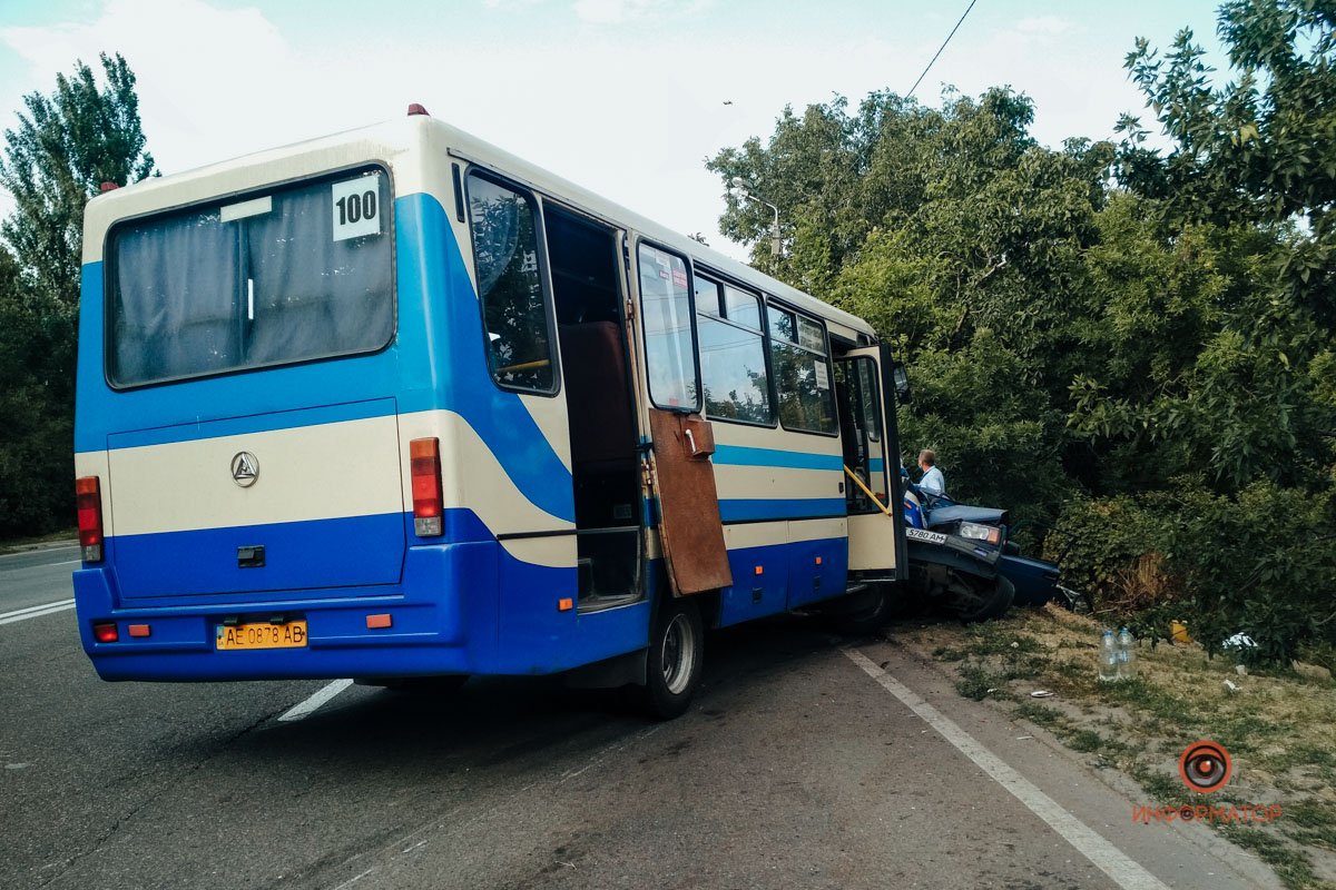 В Днепре на Киевской ВАЗ влетел в рейсовый автобус: водителя автомобиля полчаса «качали» медики 2