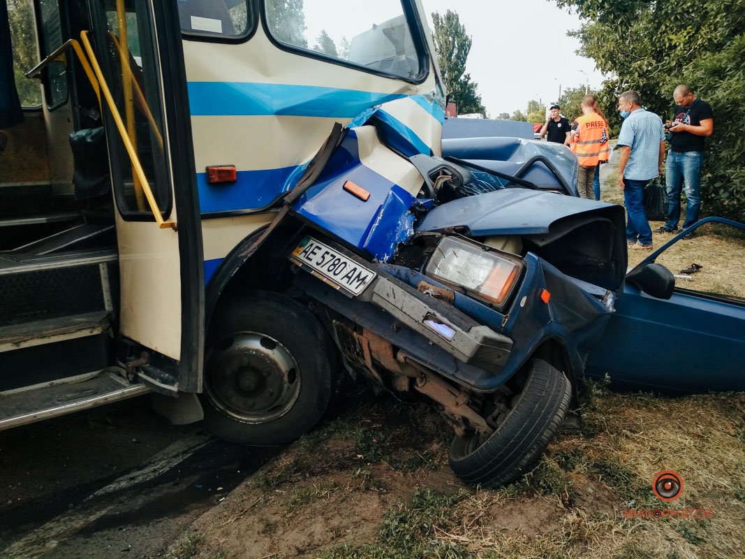 В Днепре на Киевской ВАЗ влетел в рейсовый автобус: водителя автомобиля полчаса «качали» медики 3