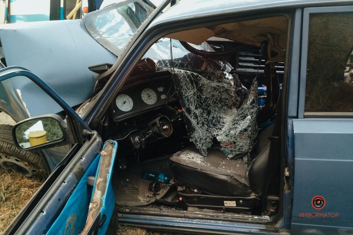 В Днепре на Киевской ВАЗ влетел в рейсовый автобус: водителя автомобиля полчаса «качали» медики 4