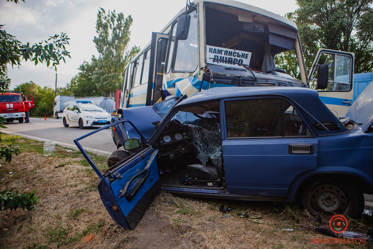 В салоне автомобиля находились два человека В салоне автомобиля находились два человека
