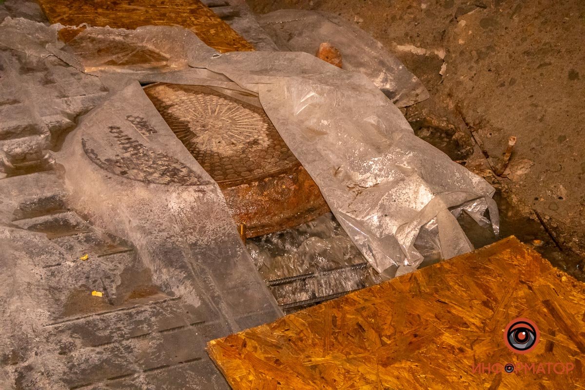 На Крестьянском спуске прорвало канализацию На Крестьянском спуске прорвало канализацию