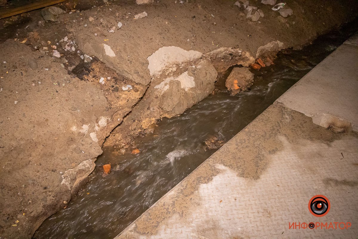 Ручьи текут по канавам, размывая края дороги Ручьи текут по канавам, размывая края дороги